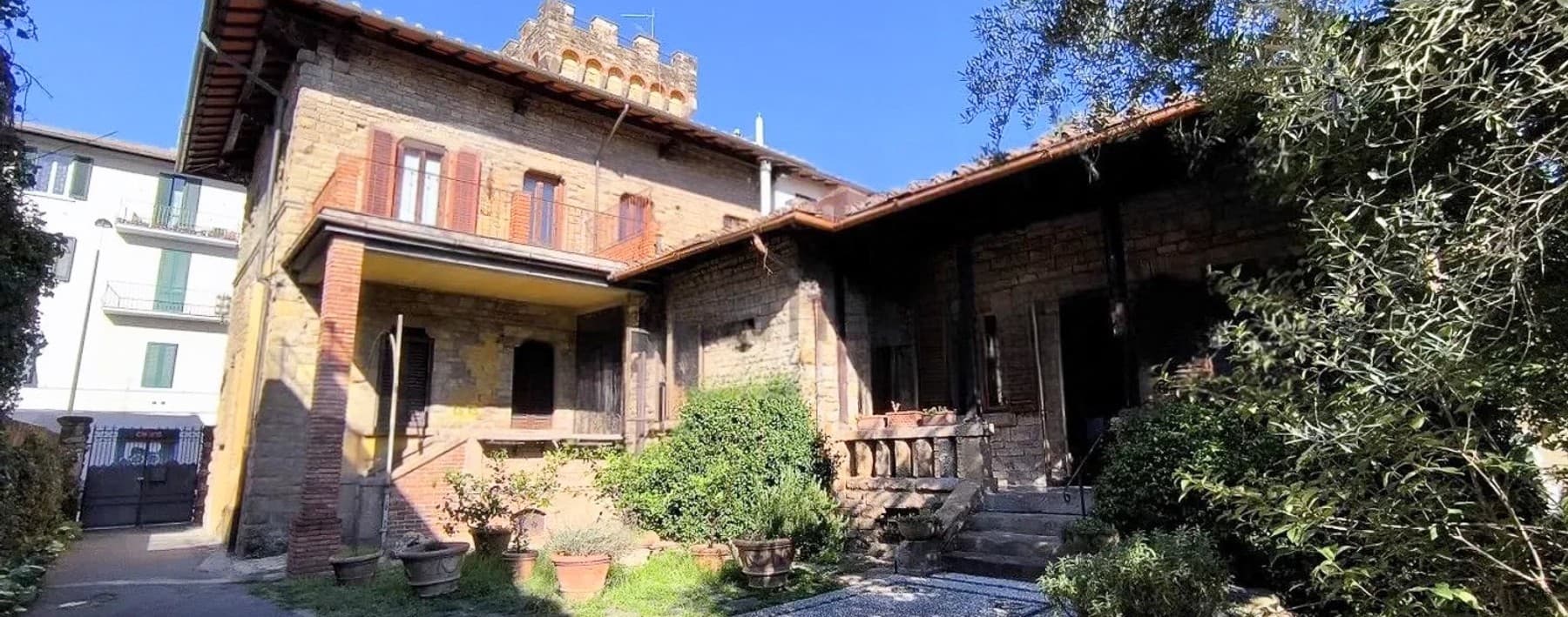 Villa a Firenze, Rifredi con ampio giardino e box auto