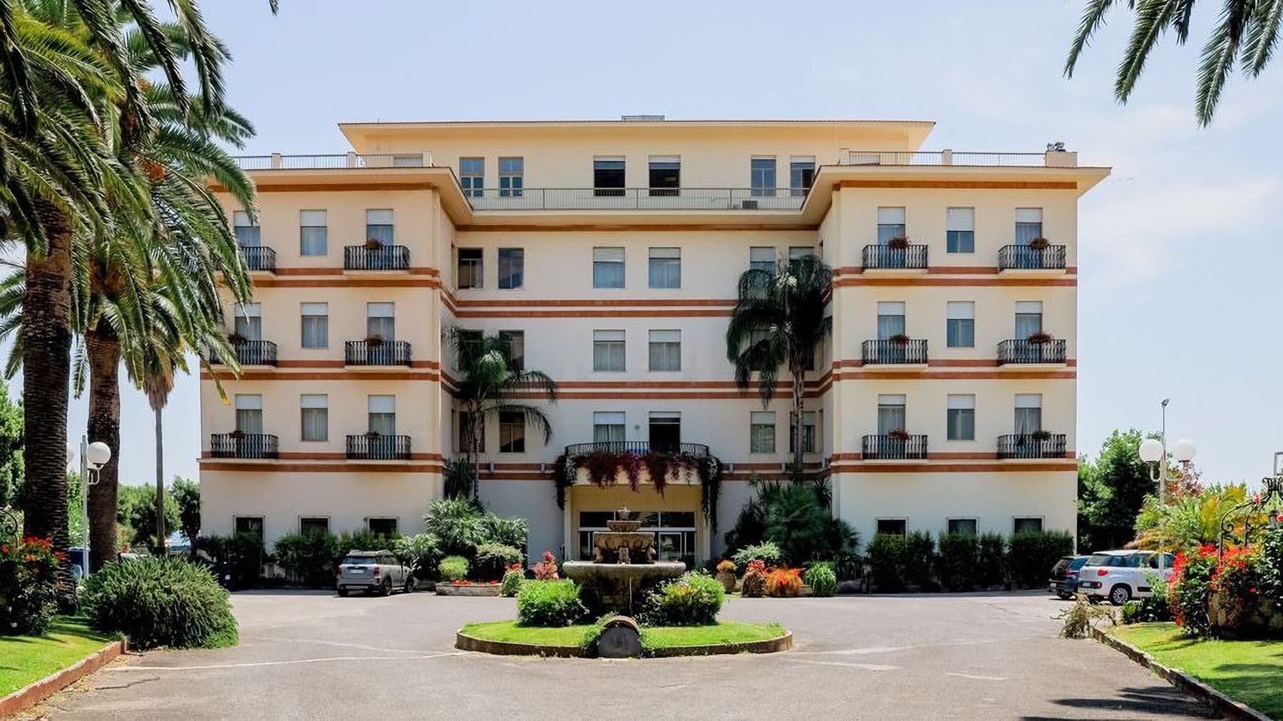 Albergo storico fronte mare a Formia in vendita