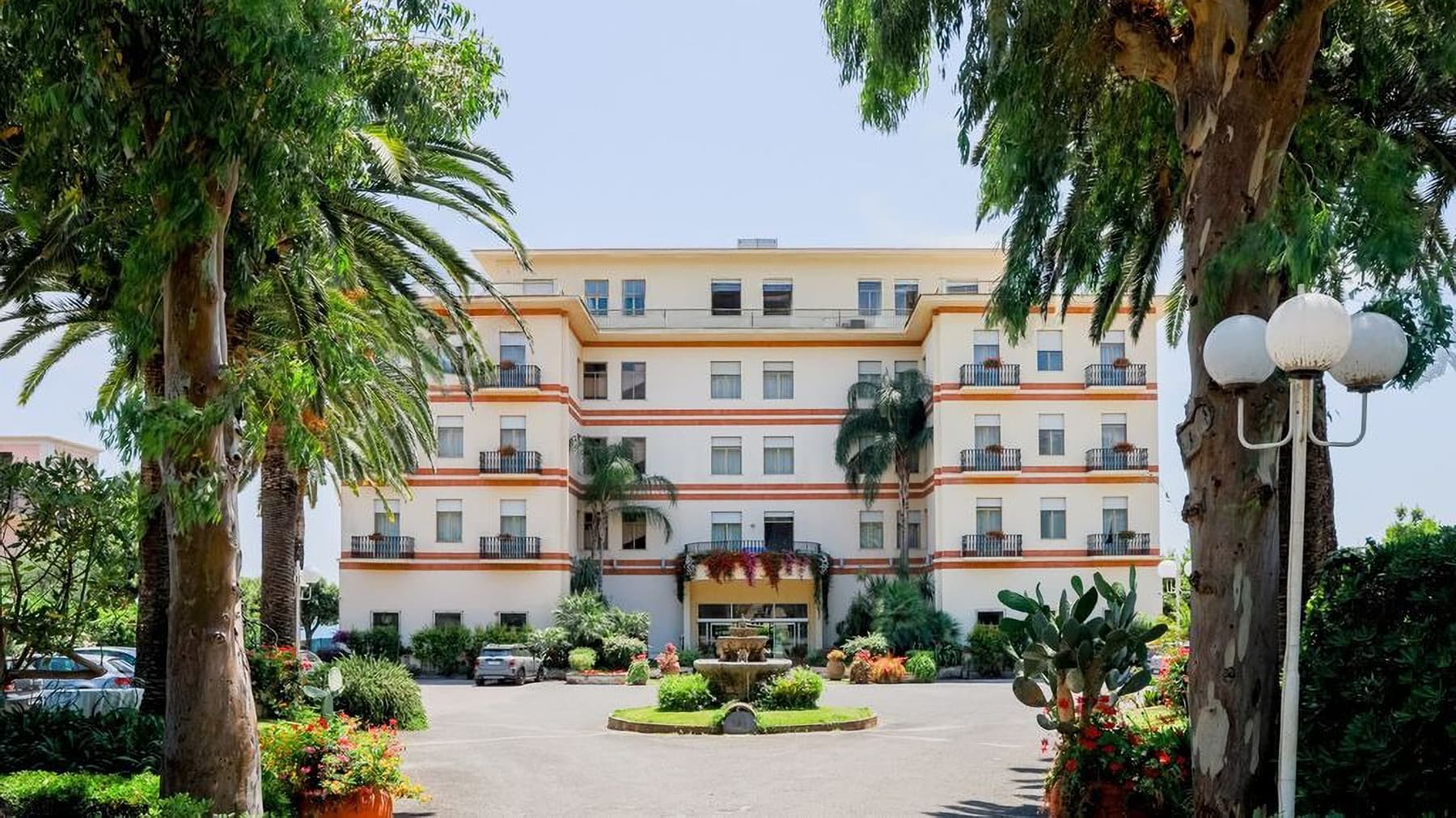 Albergo storico fronte mare a Formia in vendita