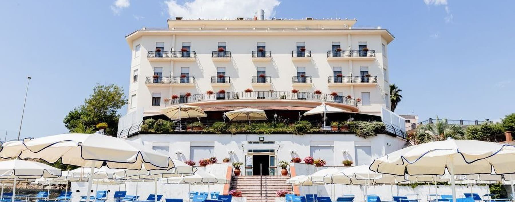 Albergo storico fronte mare a Formia in vendita