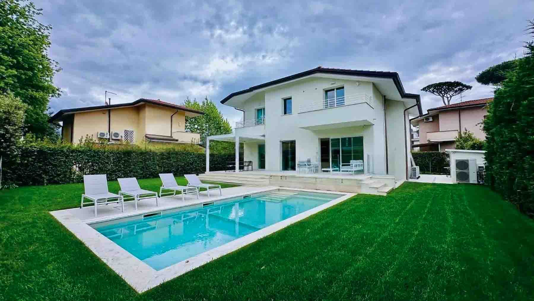 Villa con piscina a Pietrasanta, cuore della Versilia