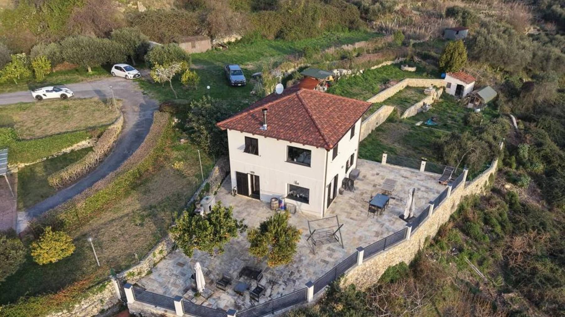 Villa ristrutturata con vista mare a Finale Ligure