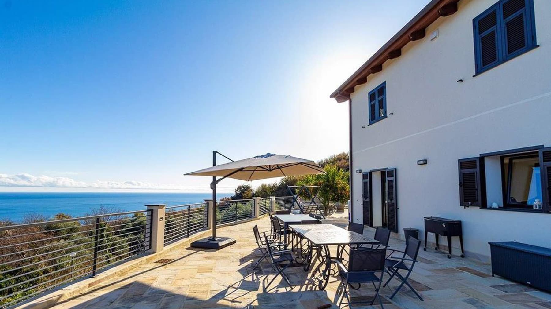 Villa ristrutturata con vista mare a Finale Ligure