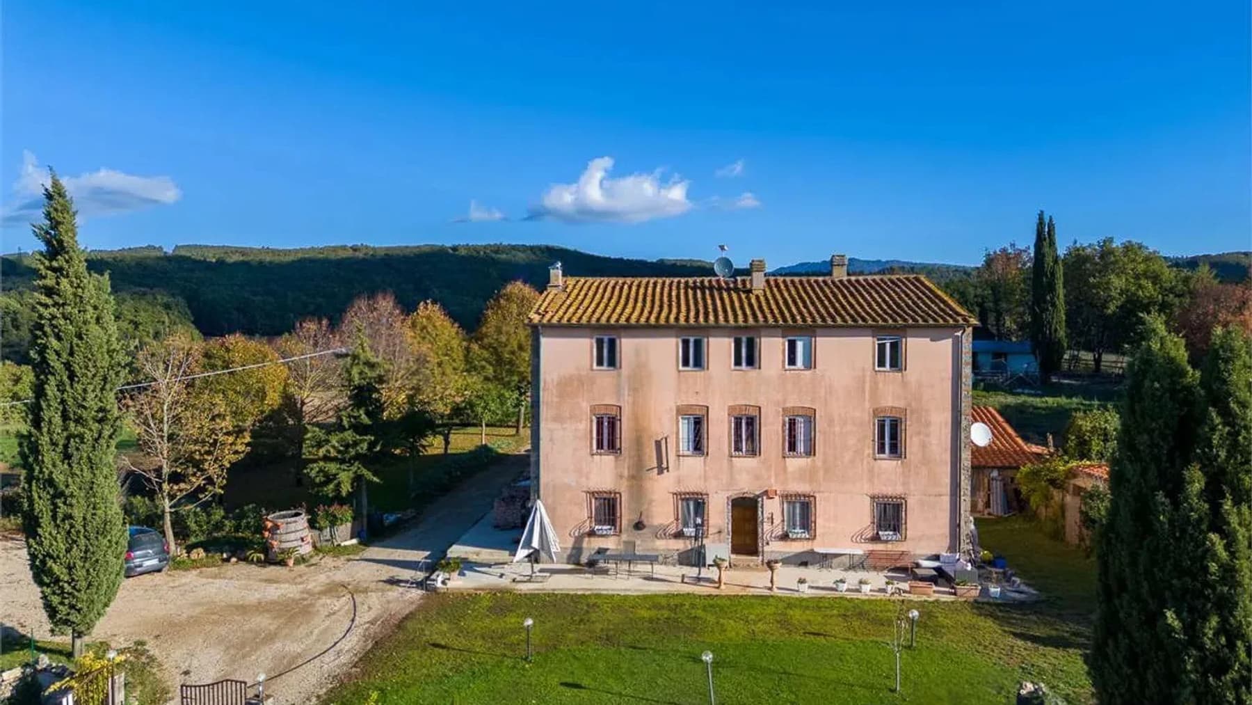 Casale in Toscana, 9 ettari e 700 mq a Massa Marittima