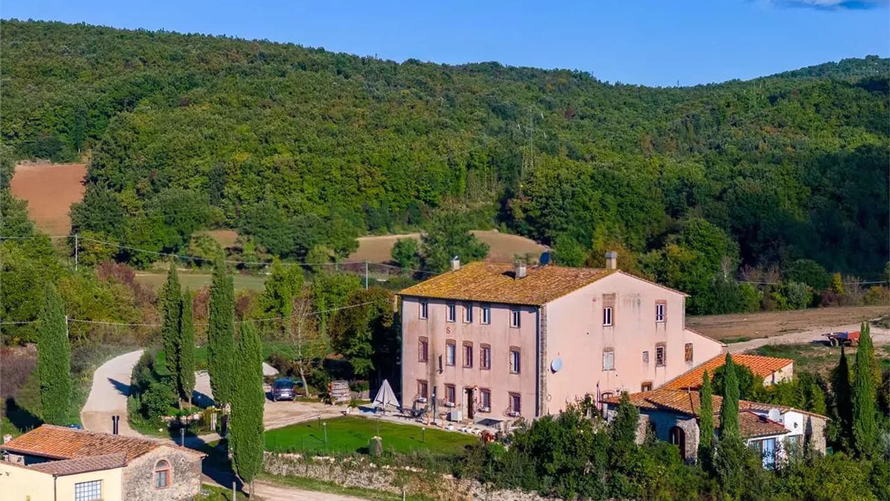 Casale in Toscana, 9 ettari e 700 mq a Massa Marittima