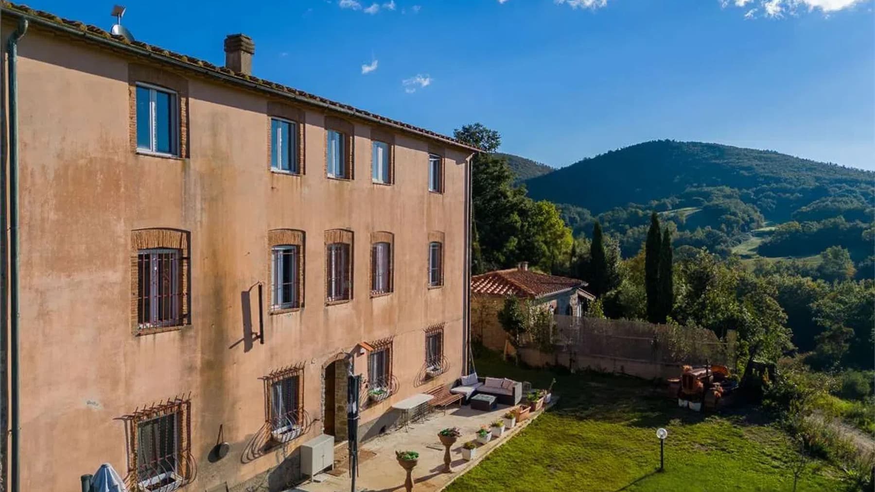 Casale in Toscana, 9 ettari e 700 mq a Massa Marittima