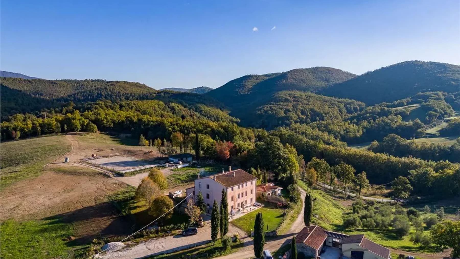 Casale in Toscana, 9 ettari e 700 mq a Massa Marittima