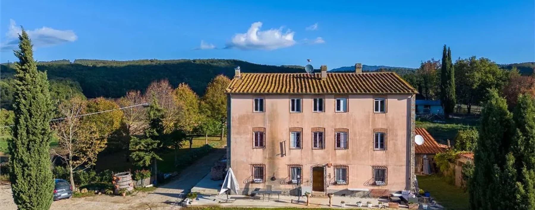 Casale in Toscana, 9 ettari e 700 mq a Massa Marittima