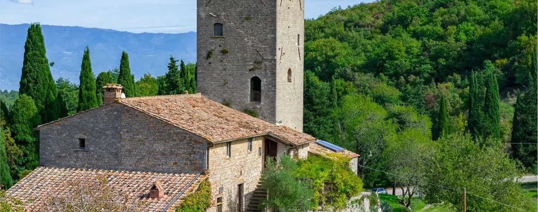 Villa con Torre Medievale a Badia Coltibuono, Toscana