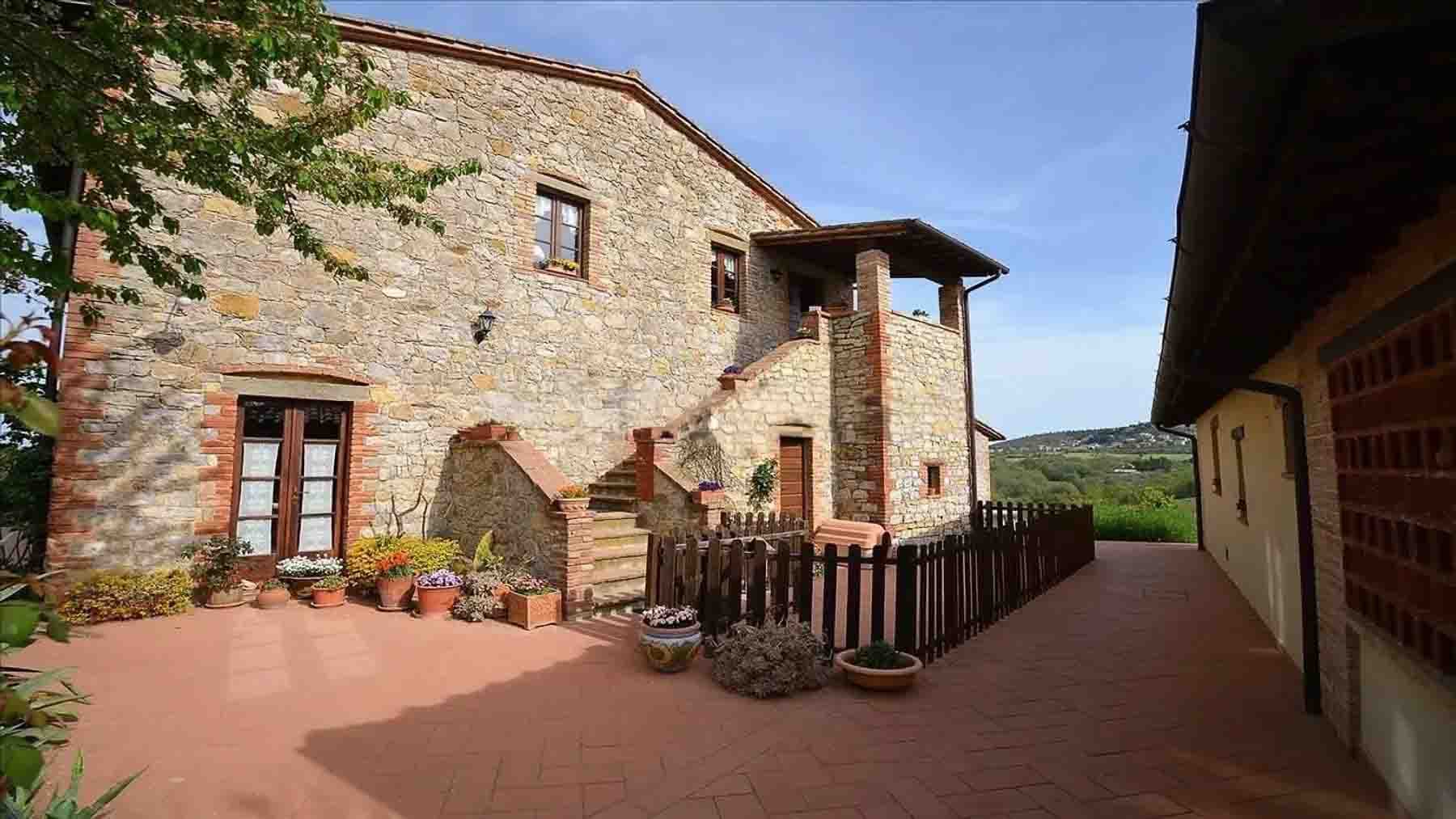 Casale di 740 mq tra le colline umbre a Monteleone d'Orvieto