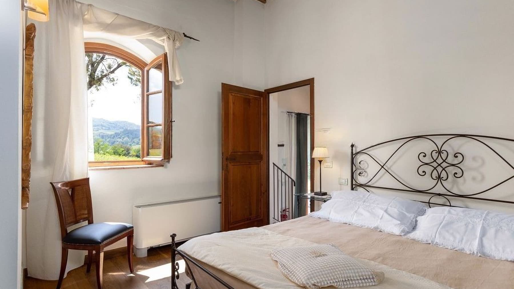 Casale con Vigneti e Piscina a San Gimignano, Toscana
