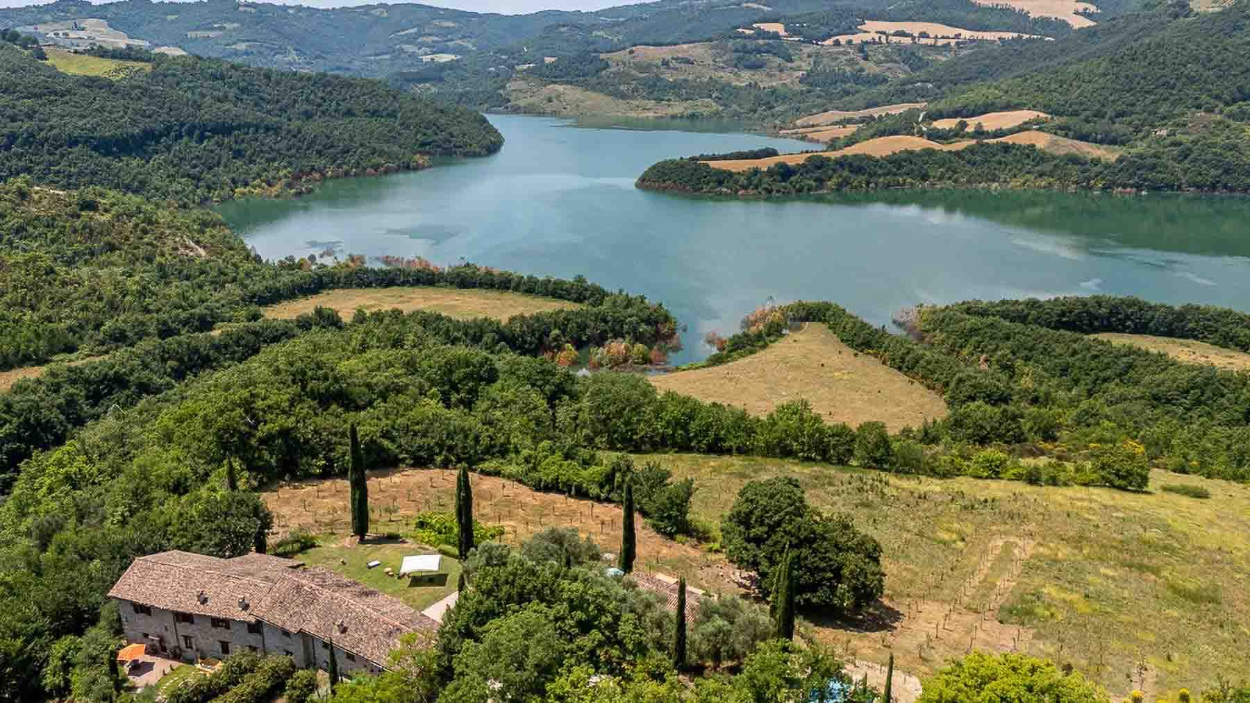 Casale panoramico a Gubbio, vista lago e monti
