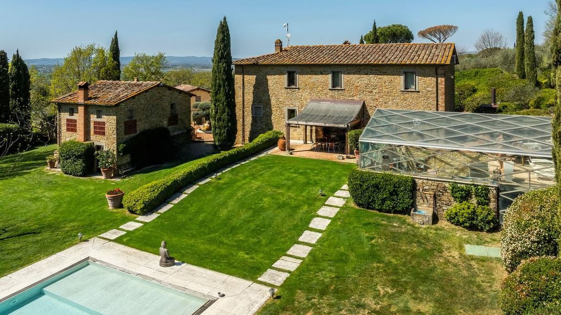 Villa prestigiosa con scuderie nella splendida Toscana