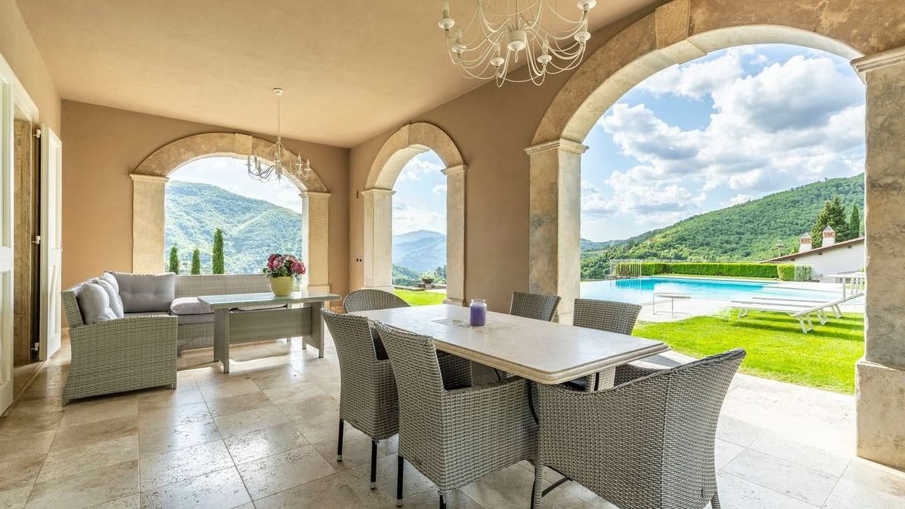 Villa di lusso con piscina e vista colline a Firenze