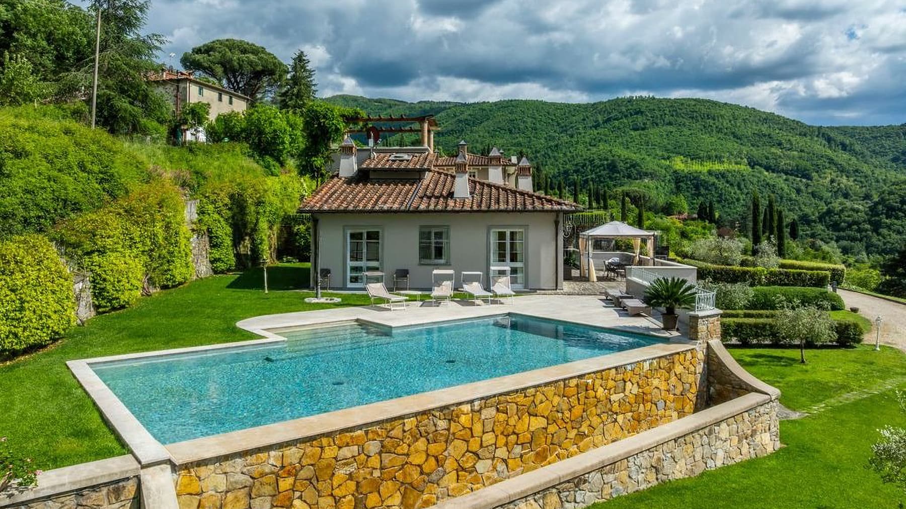 Villa di lusso con piscina e vista colline a Firenze