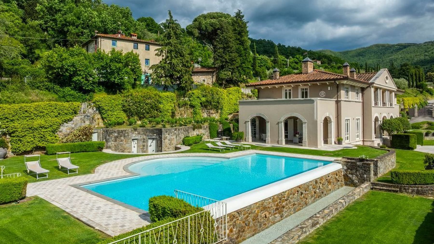 Villa di lusso con piscina e vista colline a Firenze