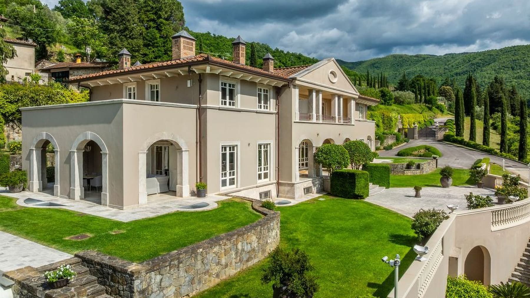 Villa di lusso con piscina e vista colline a Firenze