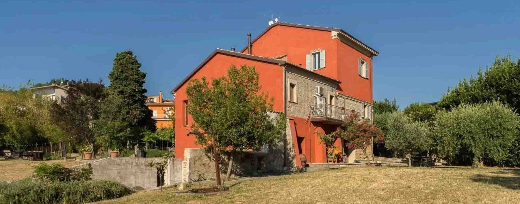 Casale di charme a Mombaroccio con vista mare
