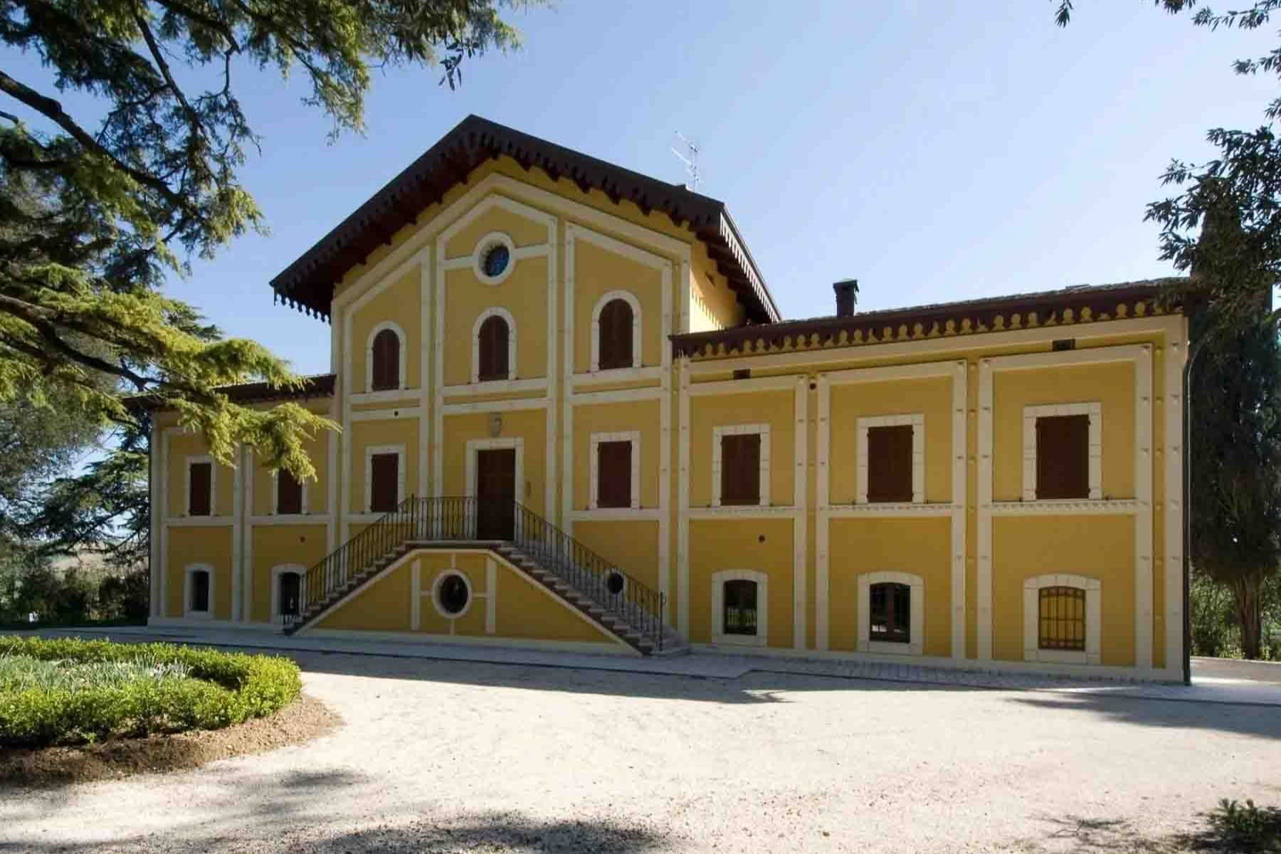 Villa storica con piscina e giardino a Macerata