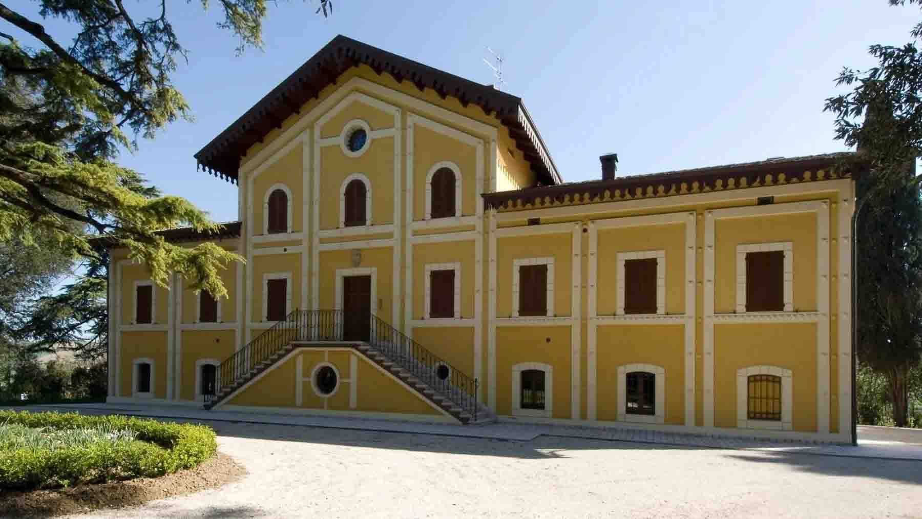 Villa storica con piscina e giardino a Macerata