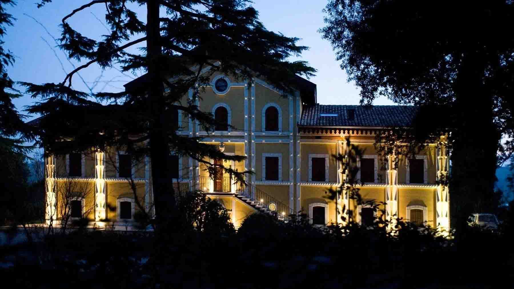 Villa storica con piscina e giardino a Macerata