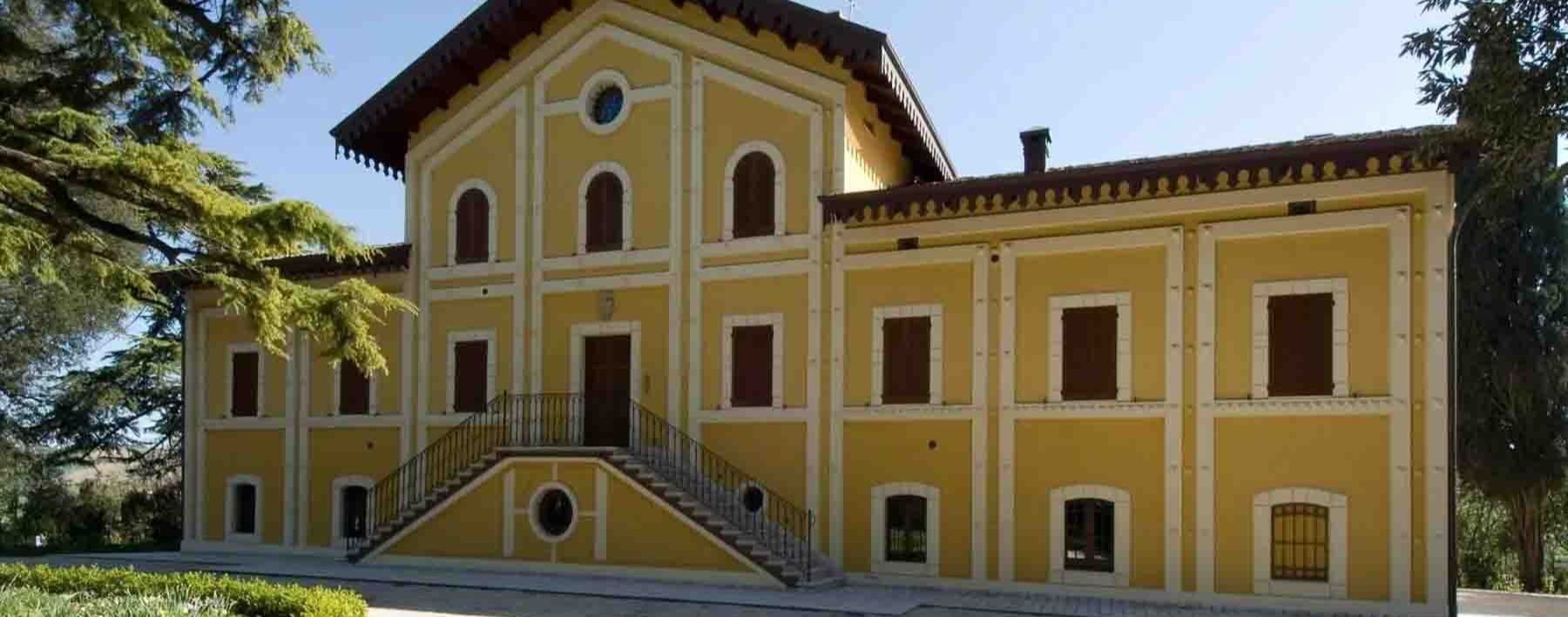 Villa storica con piscina e giardino a Macerata