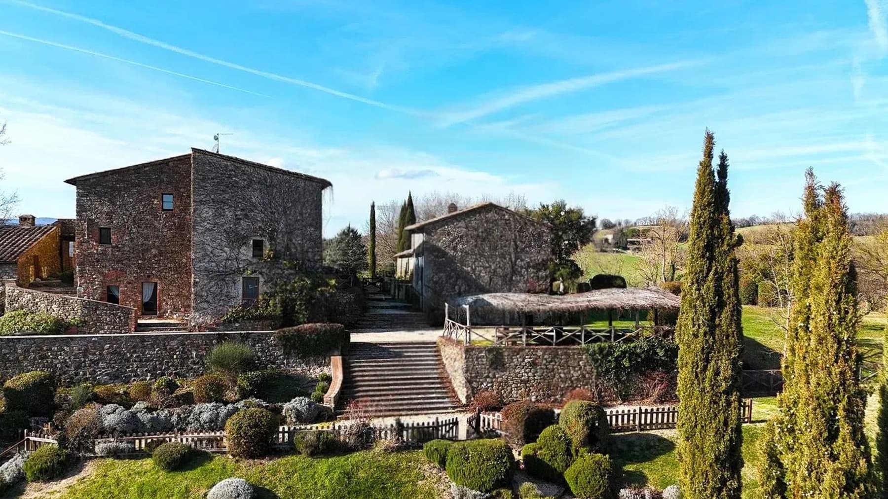 Casale in pietra nella campagna toscana, Chiusdino