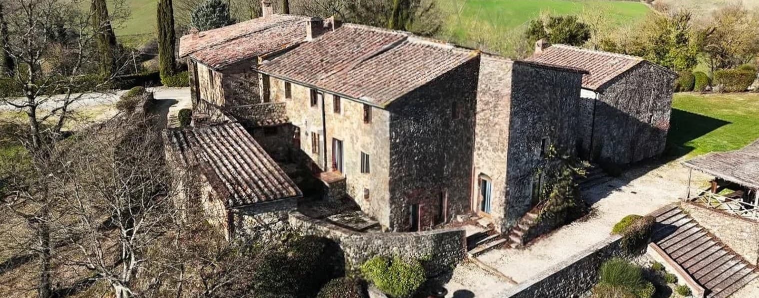 Casale in pietra nella campagna toscana, Chiusdino