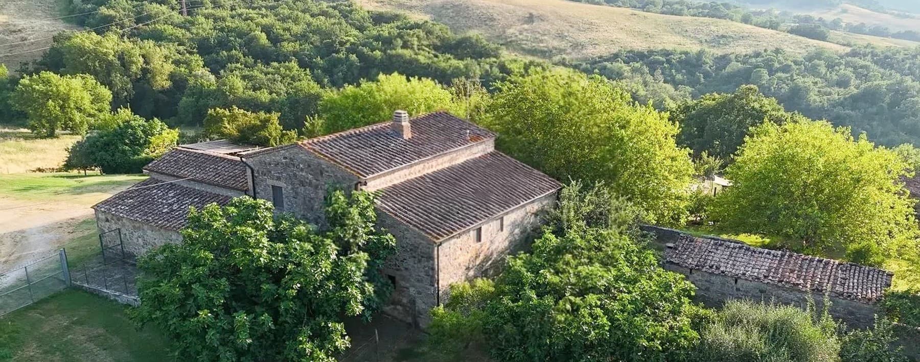 Casale panoramico nelle colline senesi, Radicondoli