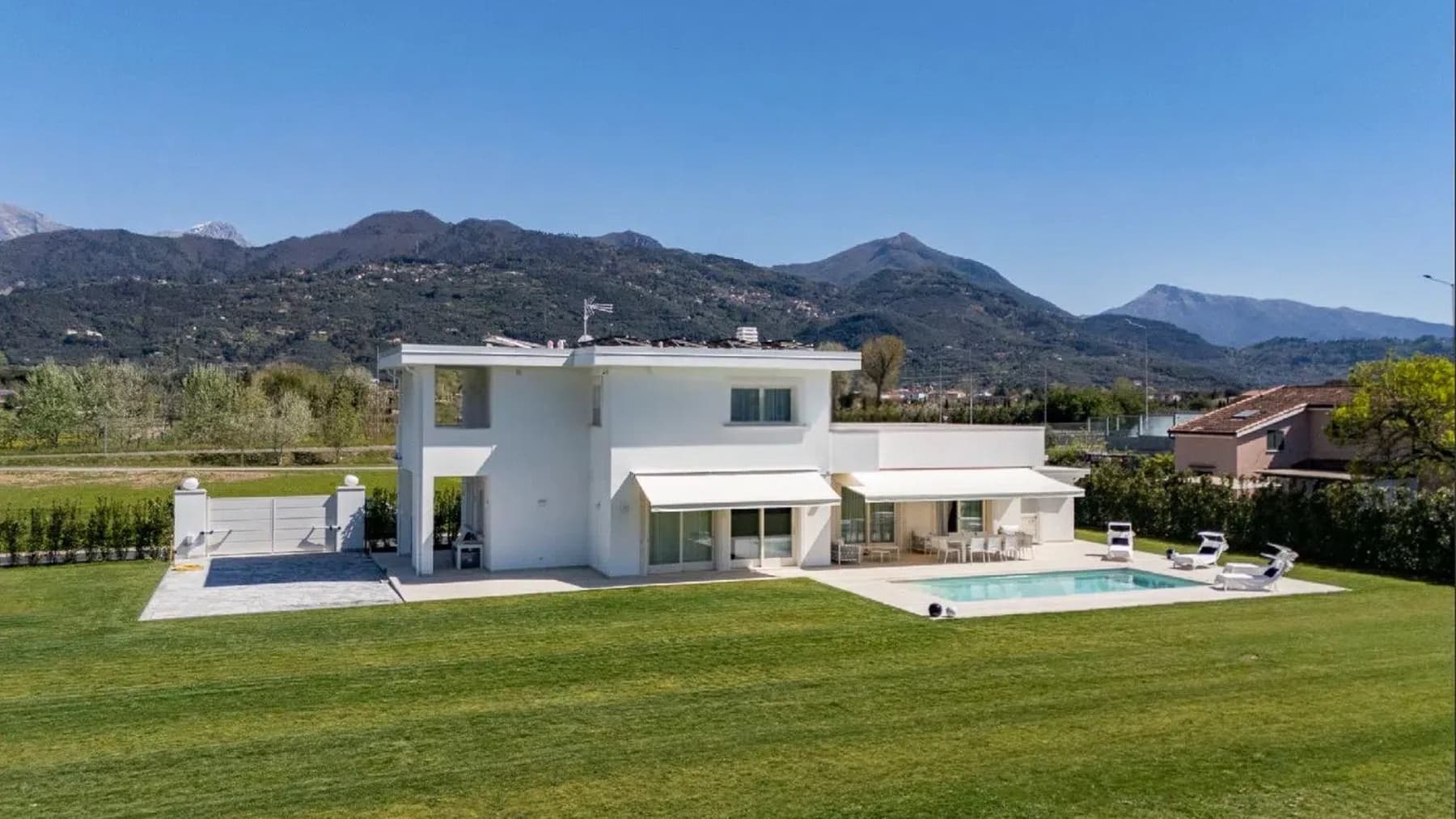 Villa moderna con parco a Forte dei Marmi, Toscana