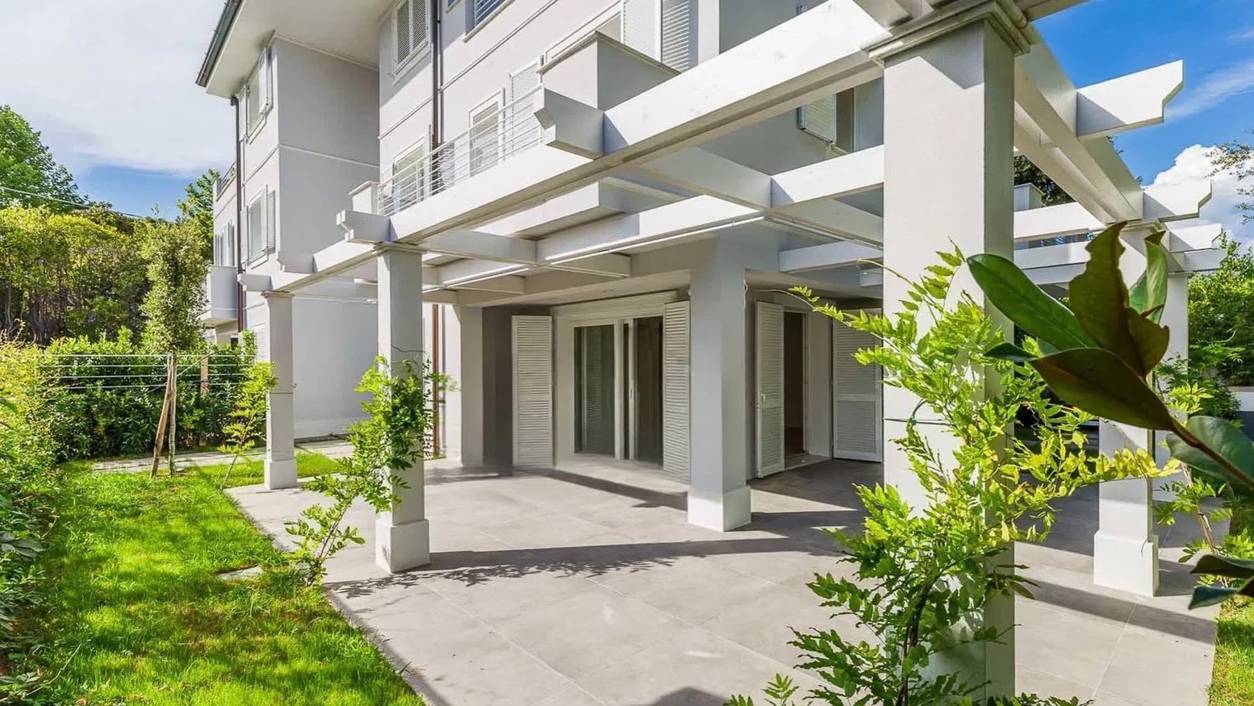 Villa bifamiliare a Forte dei Marmi, vista mare