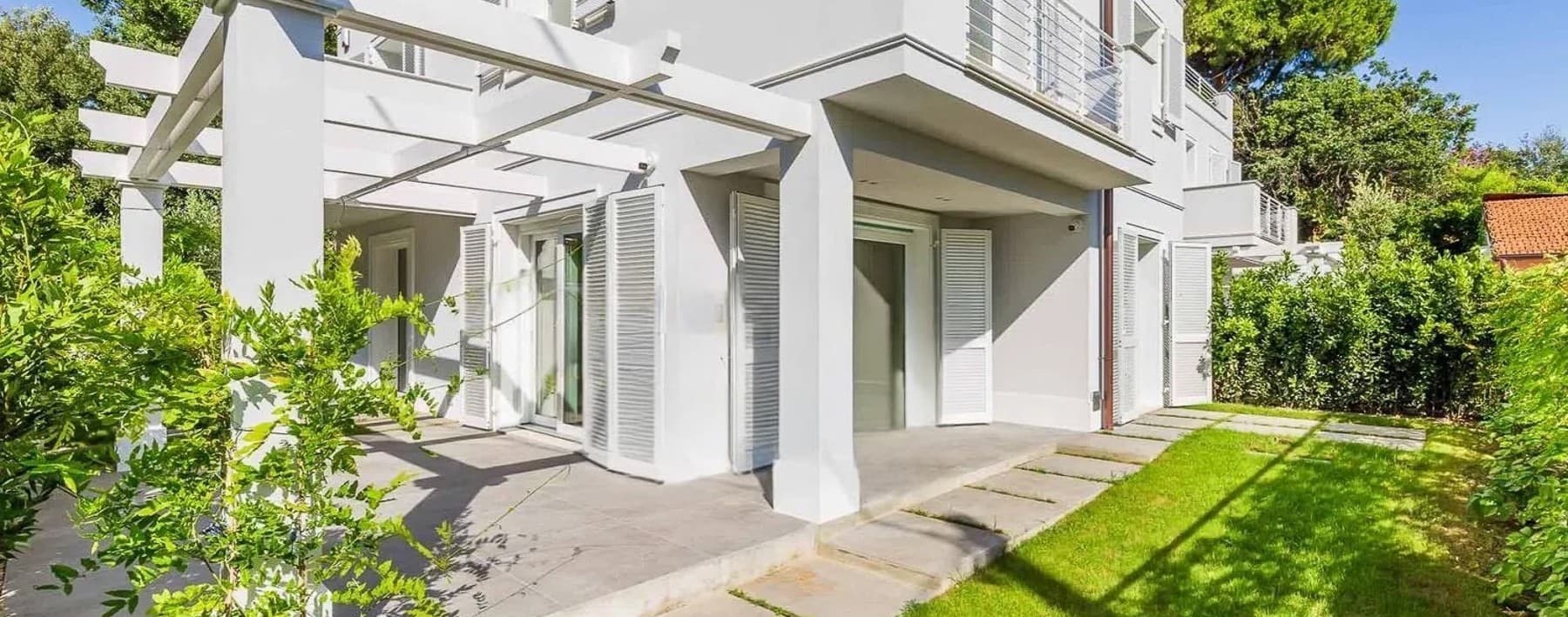 Villa bifamiliare a Forte dei Marmi, vista mare