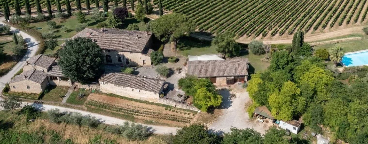 Casale toscano con vigneti a San Gimignano