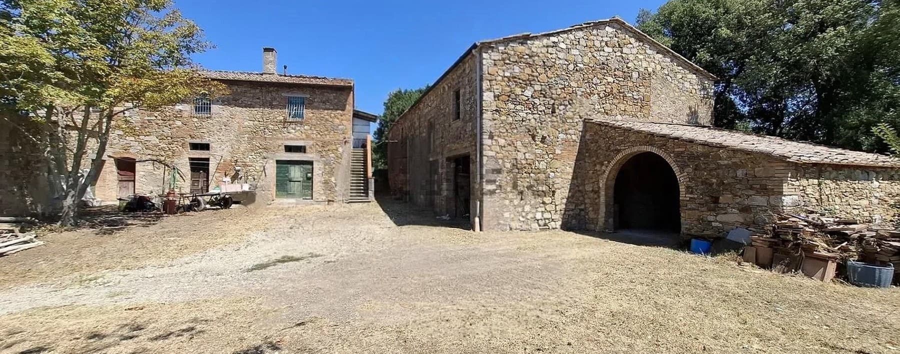 Casale panoramico in Toscana, tra le colline di Volterra