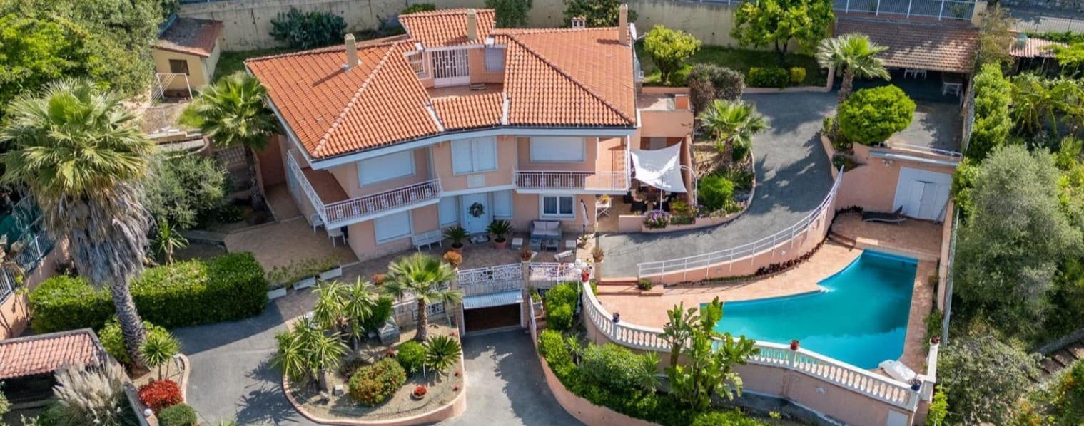 Villa elegante con terrazzo e giardino a Bordighera