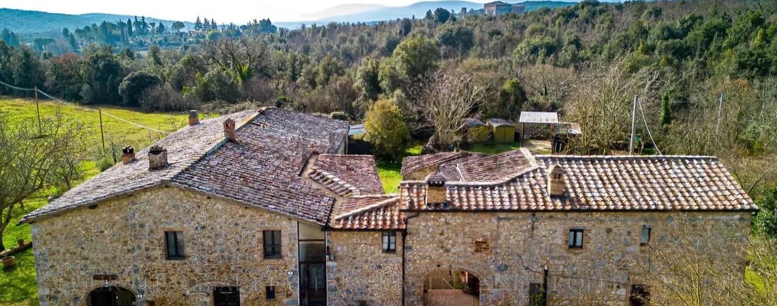 Casale caratteristico a Monteriggioni, cuore della Toscana