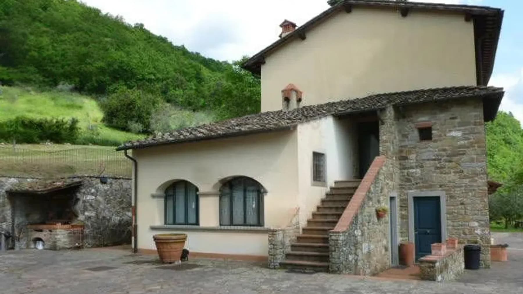 Casale panoramico a Dicomano, Toscana, con piscina e vigneto