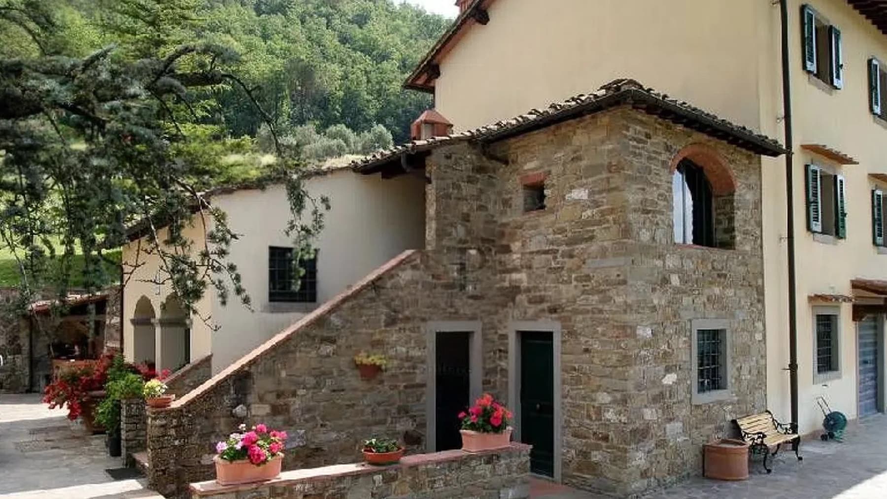 Casale panoramico a Dicomano, Toscana, con piscina e vigneto