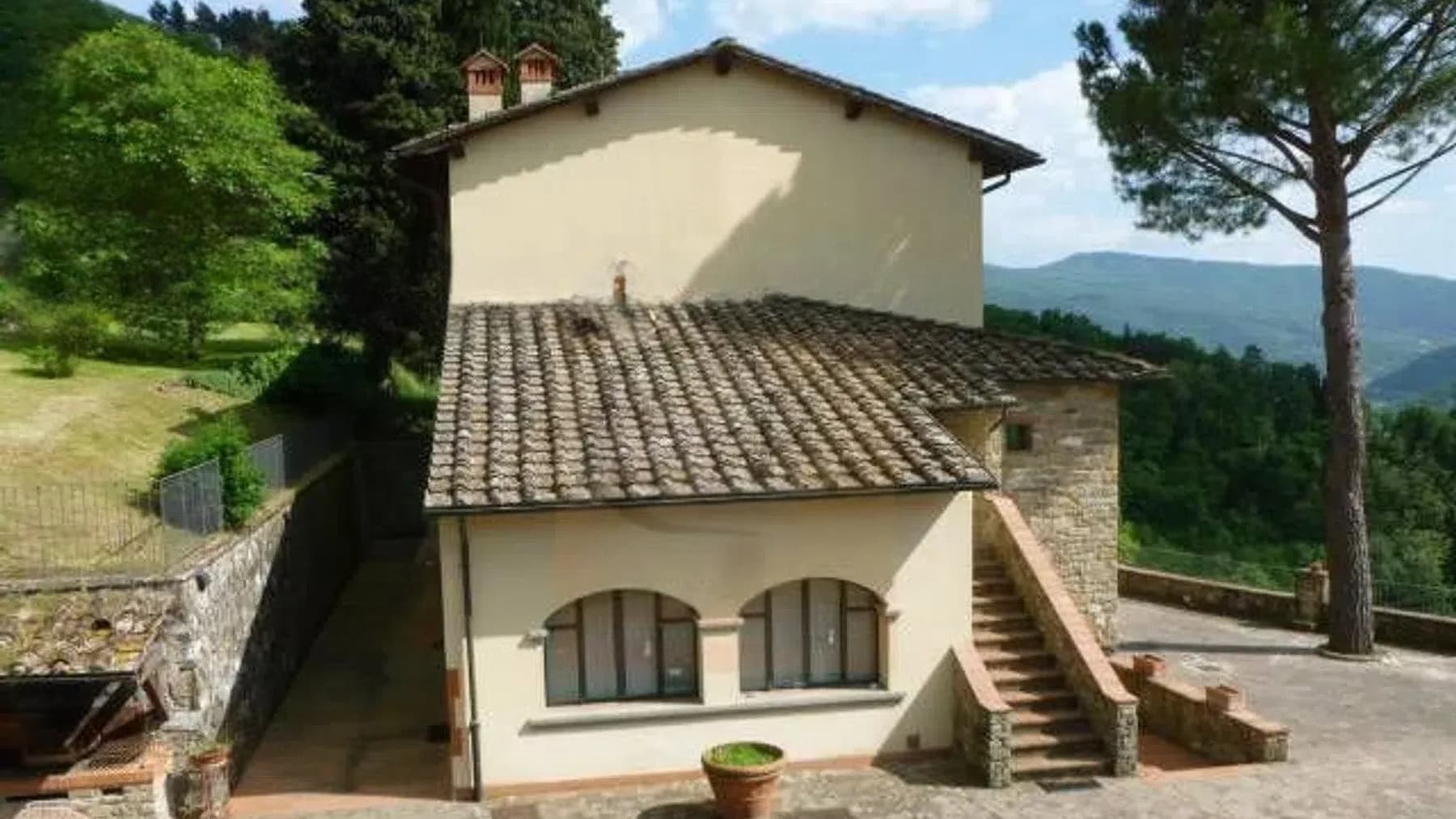 Casale panoramico a Dicomano, Toscana, con piscina e vigneto