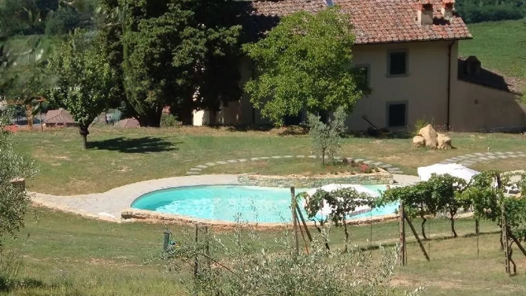 Casale panoramico a Dicomano, Toscana, con piscina e vigneto