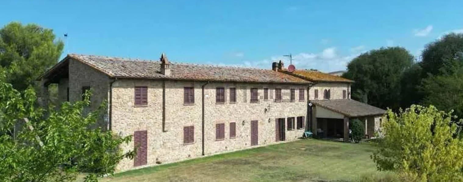 Villa in pietra con piscina a Volterra, Toscana
