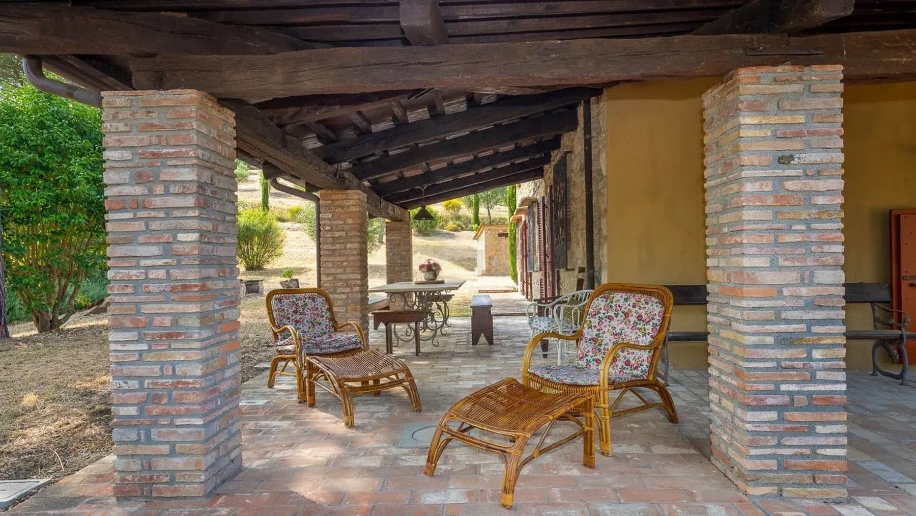 Casale in pietra a Bibbona, cuore della Toscana