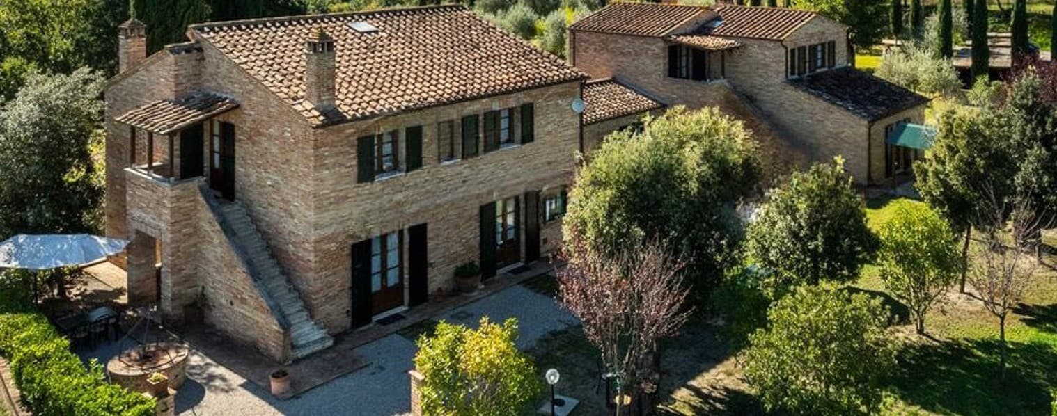 Casale con Piscina nelle Crete Senesi, Toscana