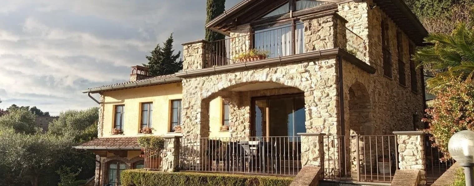 Villa panoramica vista mare a Corsanico, Toscana