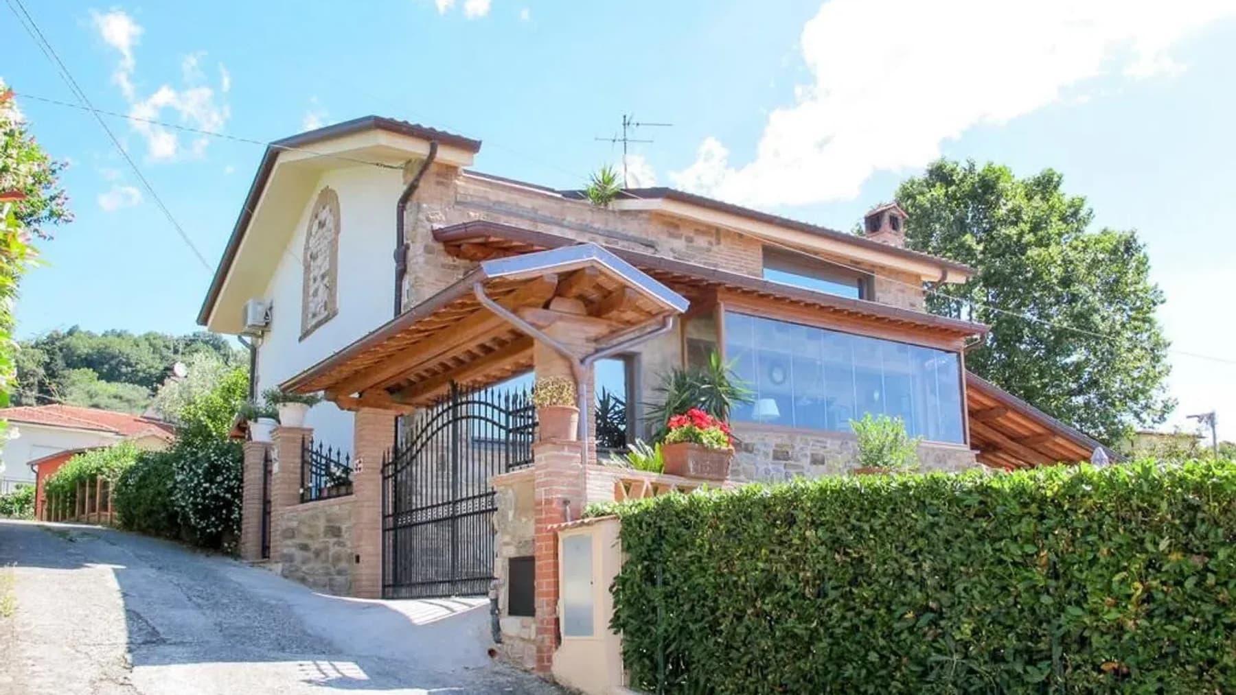 Villa con Giardino e Piscina a Corsanico, Toscana