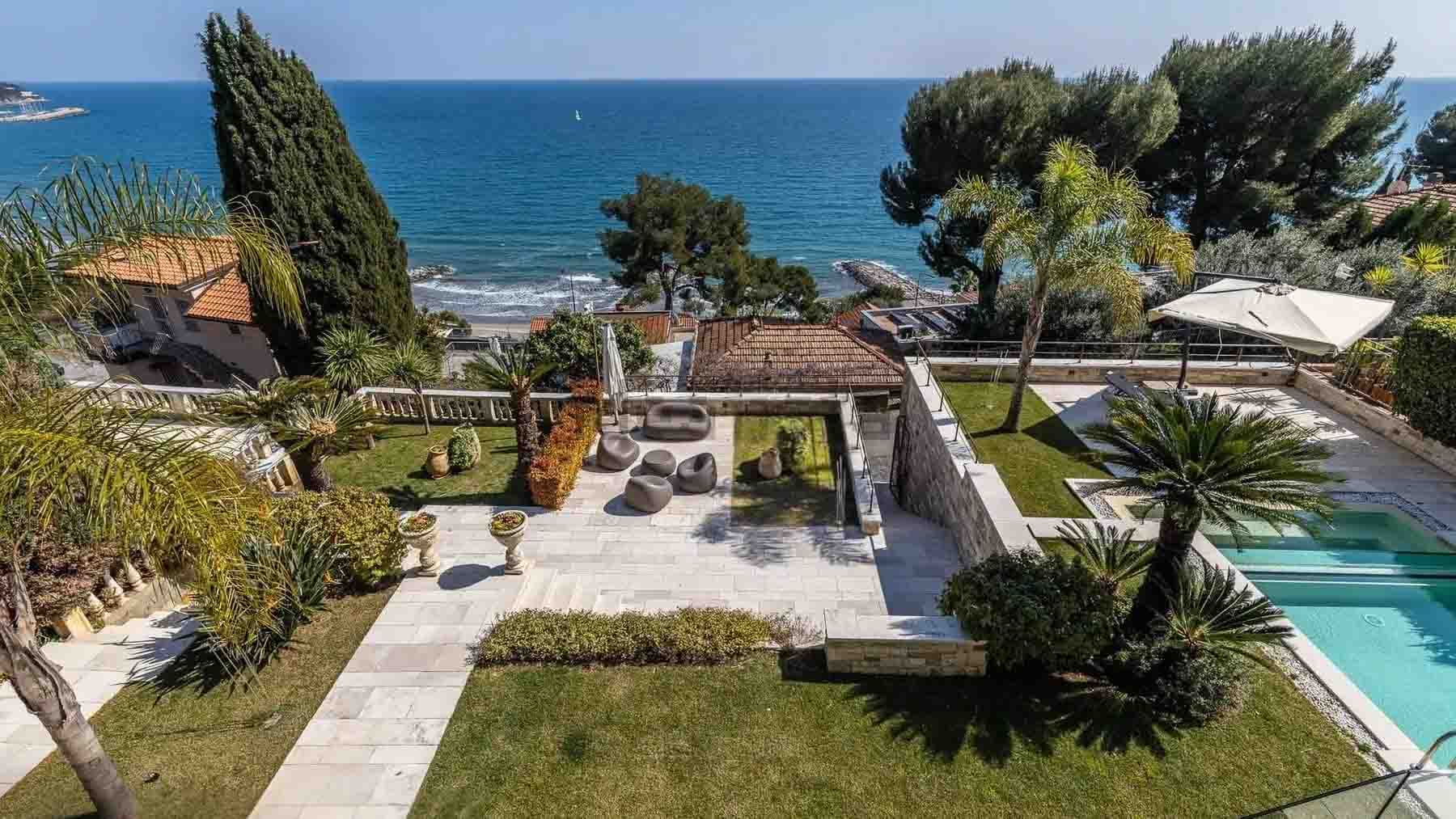 Villa contemporanea con vista mare ad Andora