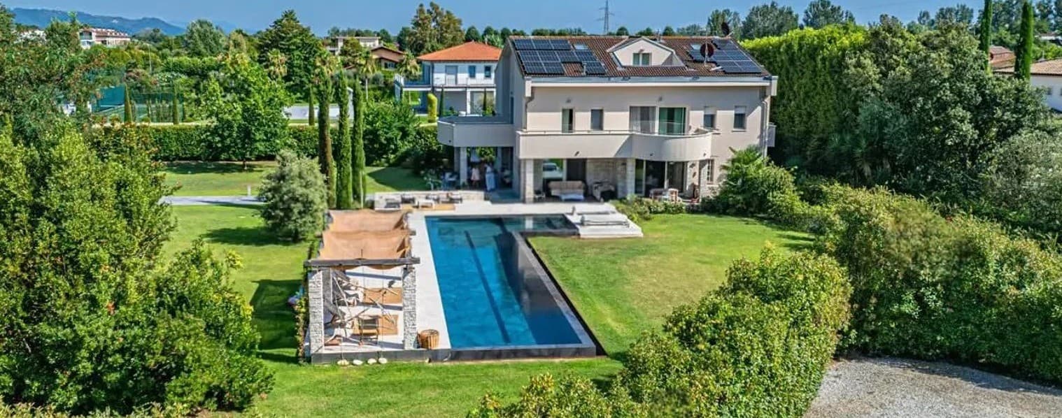 Villa elegante con parco e piscina a Forte dei Marmi