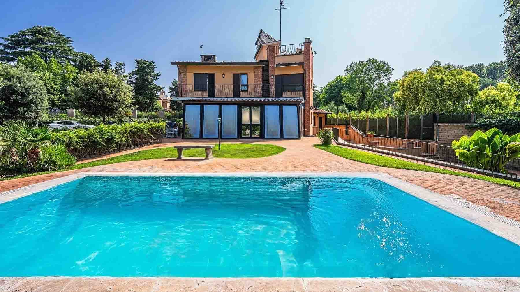 Villa esclusiva con parco e piscina nel cuore di Roma