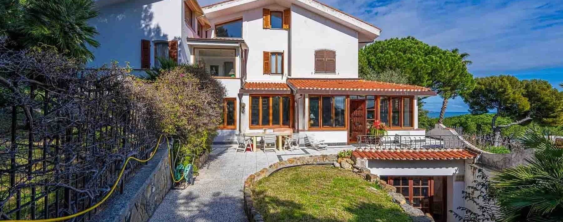 Villa con Vista Mare e Piscina a Sanremo