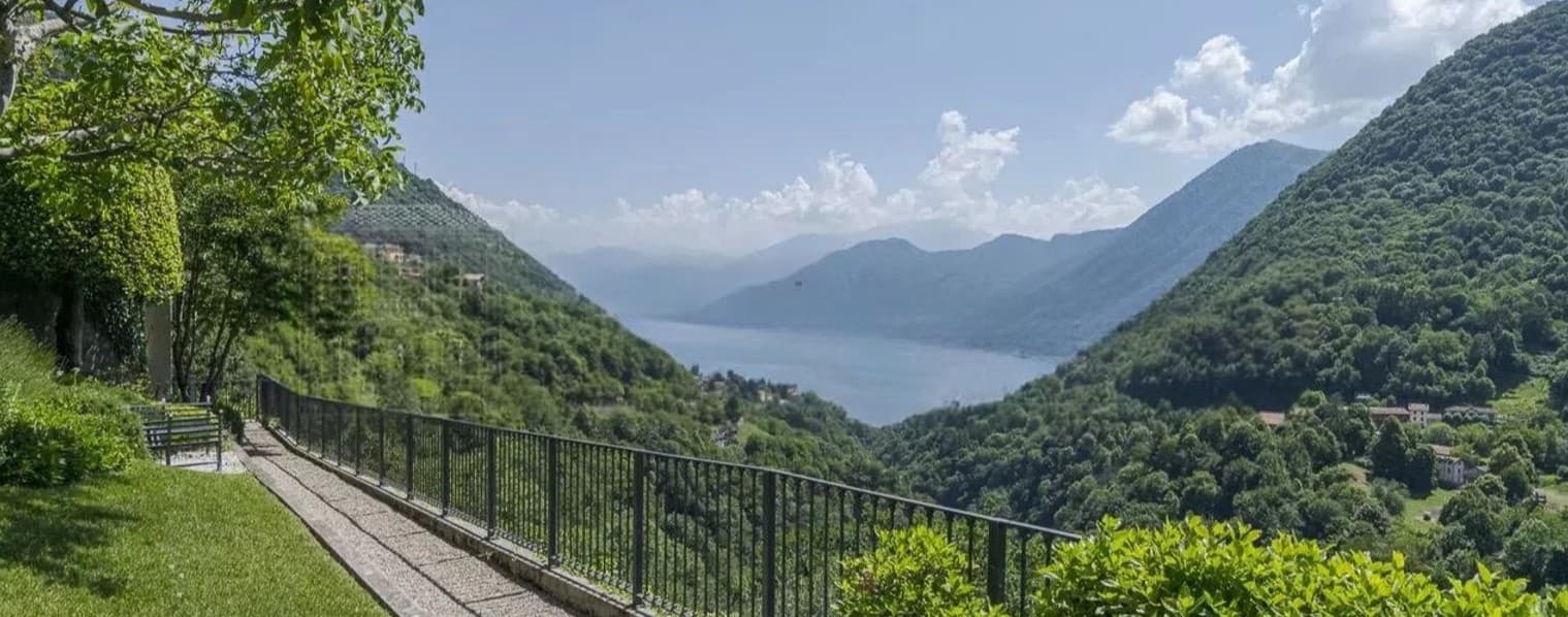 Villa in pietra a Dizzasco, vista Lago di Como